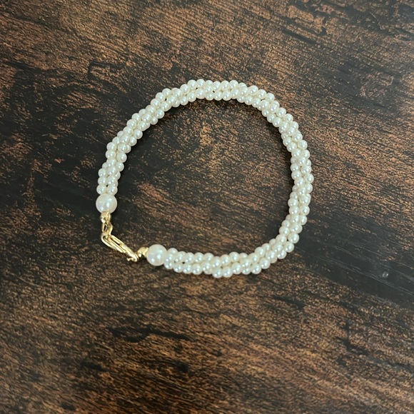 Gold and White Pearl Bracelet with Elegant Clasp - Picture 2 of 4